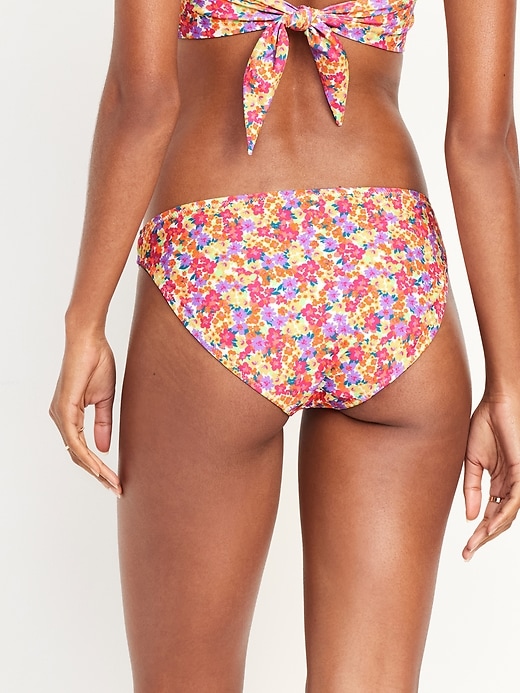 L'image numéro 2 présente Culotte de bikini classique à taille basse pour Femme