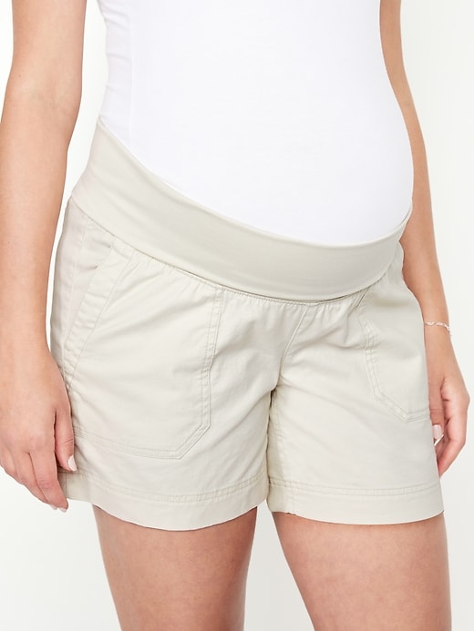 L'image numéro 6 présente Short de maternité Chino authentique à taille rabattable (entrejambe de 12,5 cm)