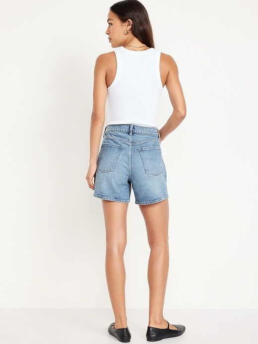 L'image numéro 2 présente Short en denim coupe dad généreuse à taille haute, entrejambe de 12,5 cm.