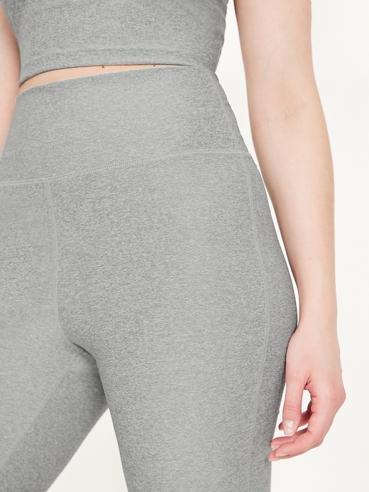 L'image numéro 4 présente Legging évasé Nuage+ à taille très haute longueur 3/4