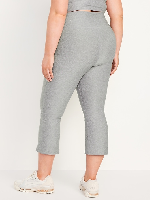 L'image numéro 8 présente Legging évasé Nuage+ à taille très haute longueur 3/4