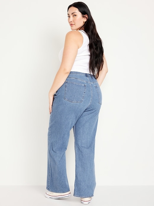 L'image numéro 8 présente Jean à jambe large et taille très haute