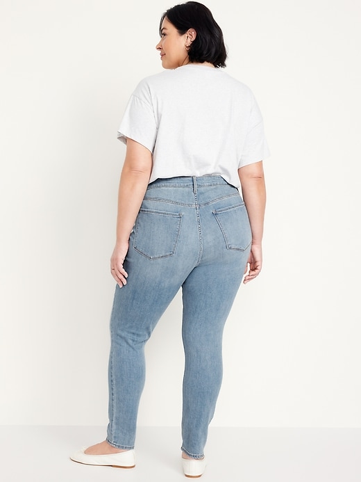 L'image numéro 8 présente Jean Wow super ajusté à taille haute