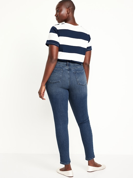 L'image numéro 6 présente Jean Wow super ajusté à taille haute