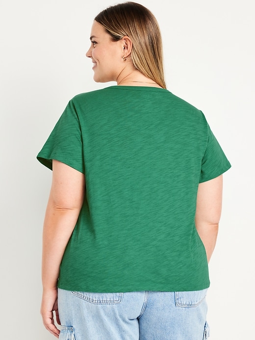 L'image numéro 8 présente T-shirt passe-partout à encolure en V pour Femme