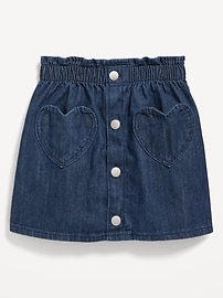 Voir une image plus grande du produit 3 de 3. Jupe en denim boutonnée à l’avant avec poche en cœur pour toute-petite fille