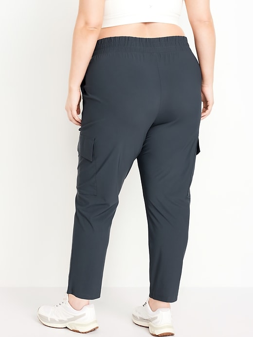 L'image numéro 7 présente Pantalon cargo Tech élégant à taille haute longueur cheville