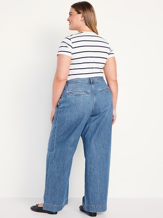 L'image numéro 7 présente Jean tailleur à coupe généreuse à jambe large et à taille très haute