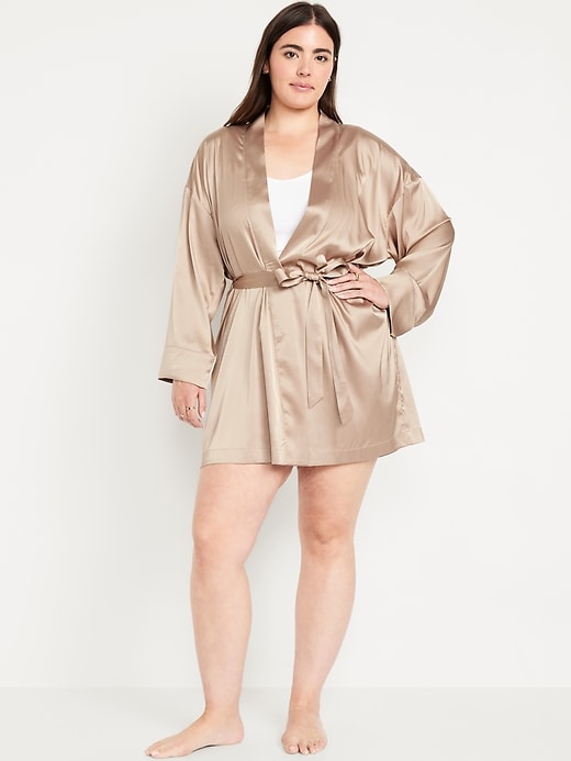 L'image numéro 5 présente Peignoir de pyjama en satin