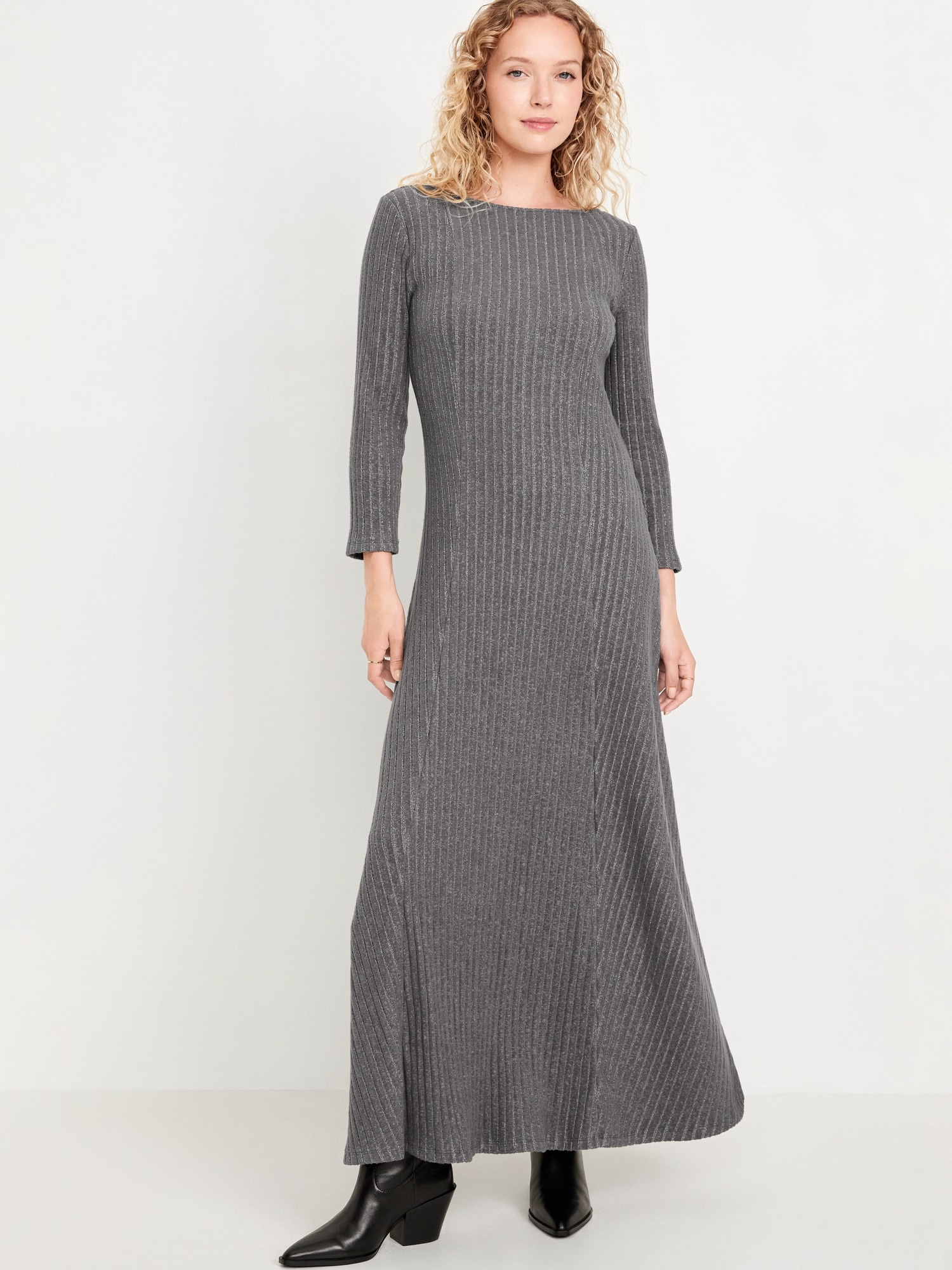 Robe longue ajustée et évasée en tricot côtelé