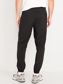 L'image numéro 2 présente Ensemble pantalon et short d’entraînement tissés essentiels