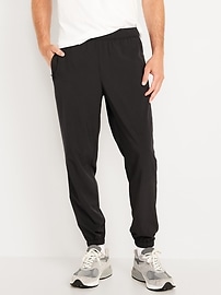 L'image numéro 3 présente Ensemble pantalon et short d’entraînement tissés essentiels