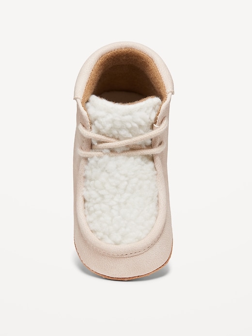 Voir une image plus grande du produit 2 de 4. Bottes en faux suède et Sherpa pour bébé