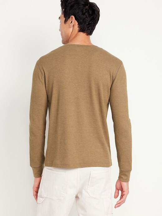 L'image numéro 2 présente T-shirt henley gaufré