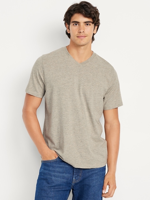 L'image numéro 1 présente T-shirt ultra-doux à encolure en V pour Homme