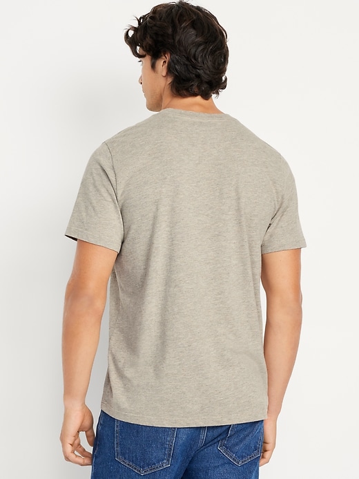 L'image numéro 8 présente T-shirt à col en V pour Homme