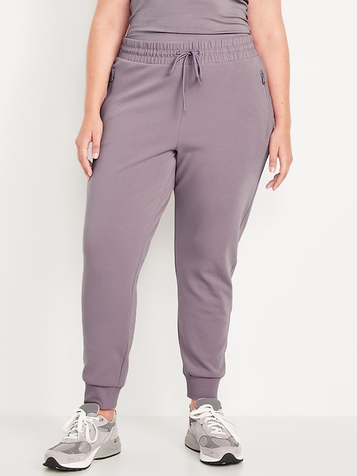 L'image numéro 6 présente Pantalon de jogging à taille haute en molleton dynamique