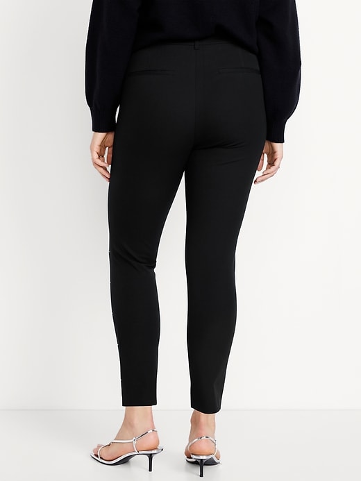 L'image numéro 6 présente Pantalon Pixie ajusté à taille haute longueur cheville avec pierres du Rhin