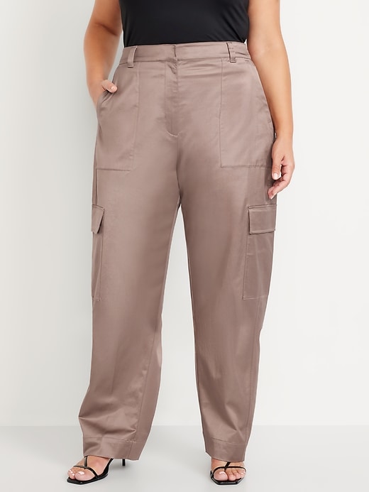 L'image numéro 7 présente Pantalon cargo coupe baril à jambe large et à taille très haute en satin