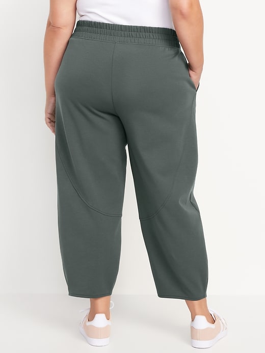 L'image numéro 6 présente Pantalon baril à taille haute en Molleton dynamique