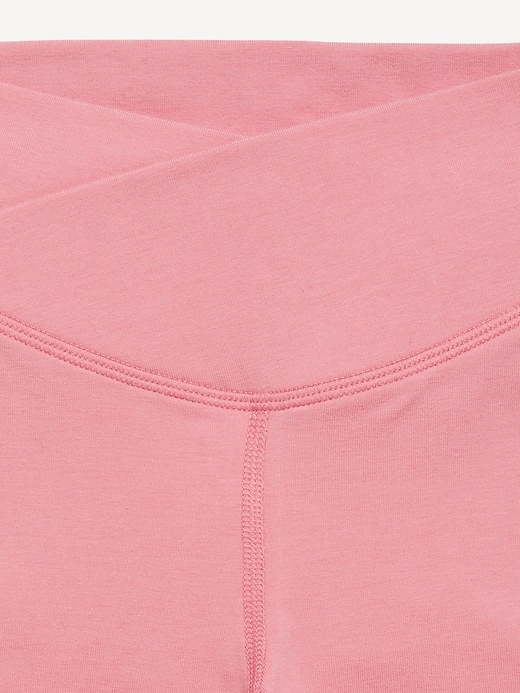 L'image numéro 5 présente Legging PowerChill jambe évasée à taille haute croisée pour Fille