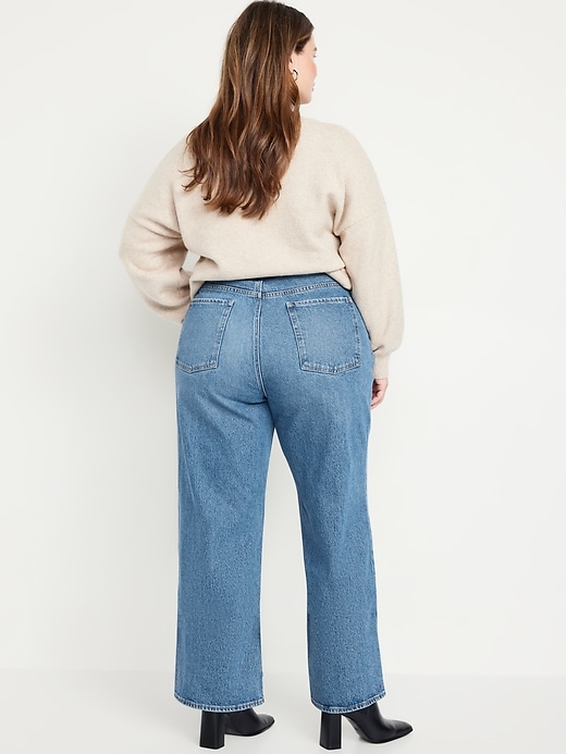 L'image numéro 7 présente Jean profilé à jambe large et taille très haute