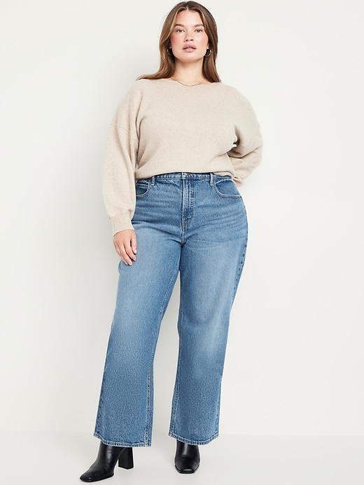 L'image numéro 6 présente Jean profilé à jambe large et taille très haute