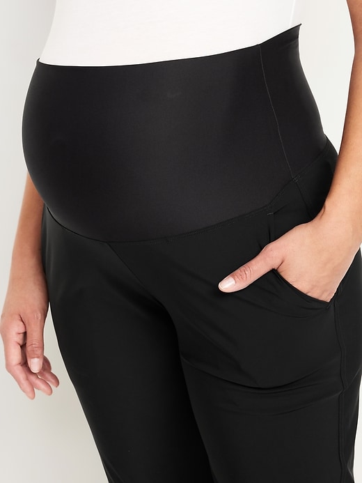 L'image numéro 6 présente Pantalon de jogging Tech élégant à taille rabattable de maternité