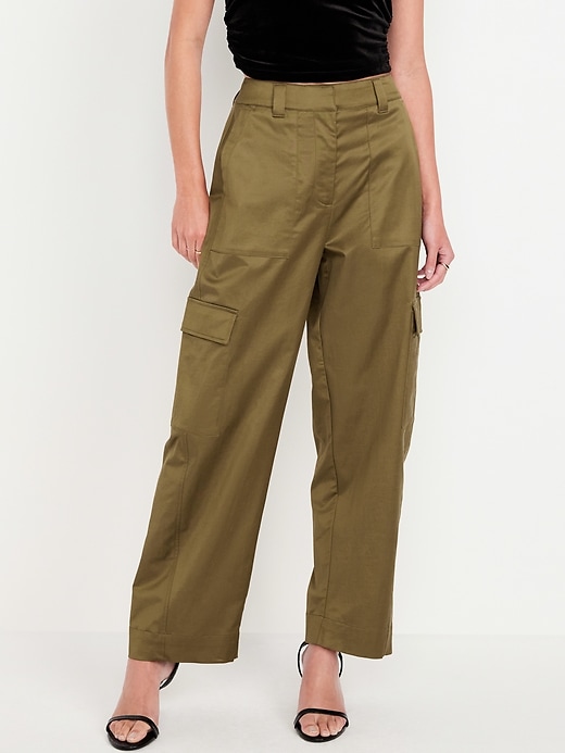 L'image numéro 1 présente Pantalon cargo coupe baril à jambe large et à taille très haute en satin