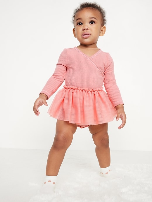 Voir une image plus grande du produit 1 de 3. Robe tutu cache-couche en tricot côtelé à encolure cache-cœur et à manches longues pour bébé