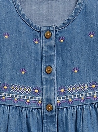 Voir une image plus grande du produit 3 de 3. Robe en denim brodée à manches longues et boutonnée sur le devant pour toute-petite fille