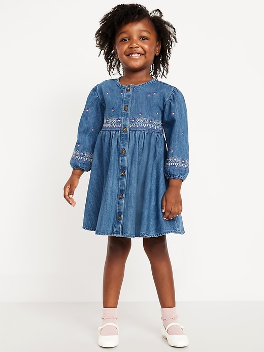 Voir une image plus grande du produit 1 de 3. Robe en denim brodée à manches longues et boutonnée sur le devant pour toute-petite fille