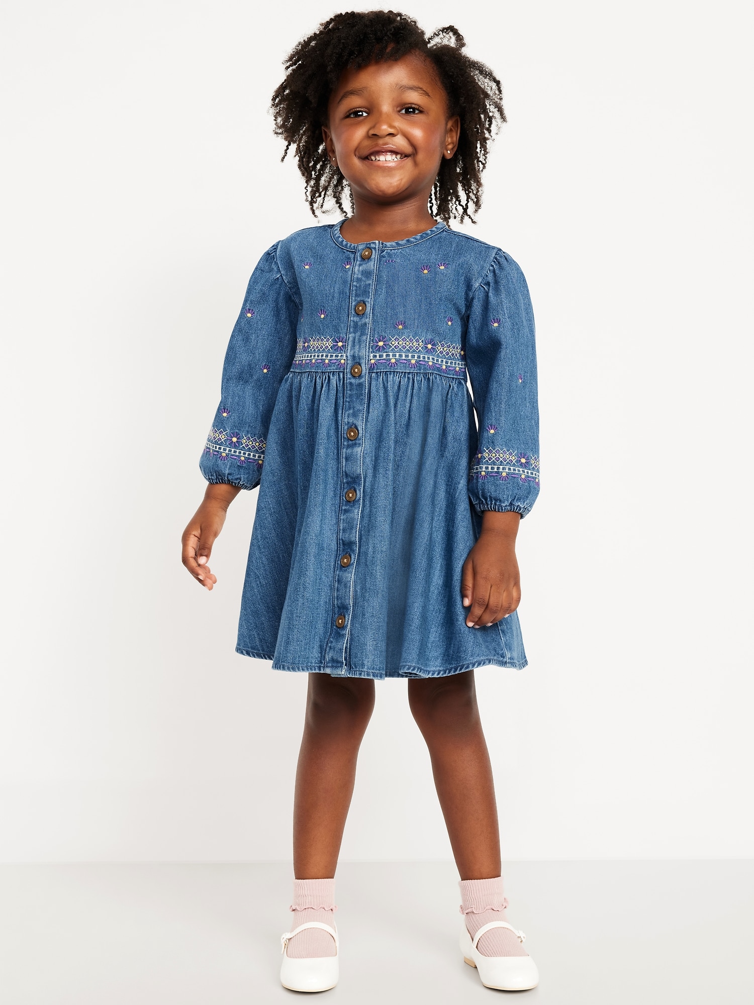 Robe en denim brodée à manches longues et boutonnée sur le devant pour toute-petite fille