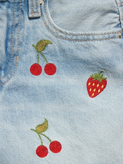 L'image numéro 5 présente Short en denim brodé à taille haute et à ourlet effiloché pour fille