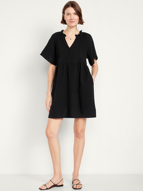 Robe trapèze courte en gaze froissée à encolure fendue