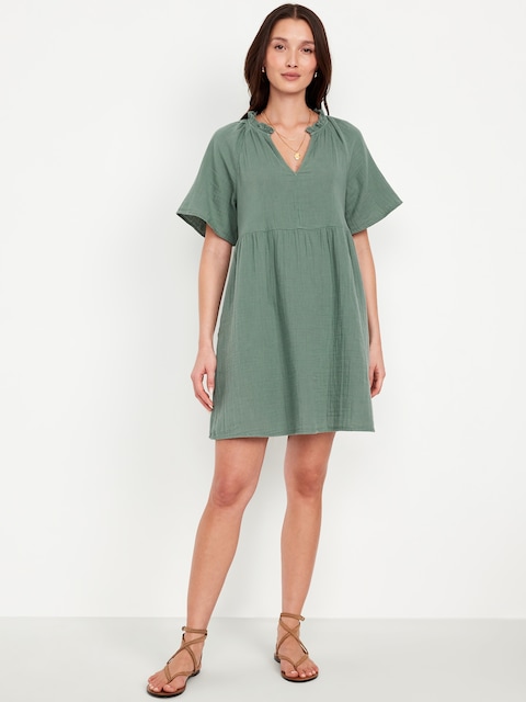 Robe trapèze courte en gaze froissée à encolure fendue