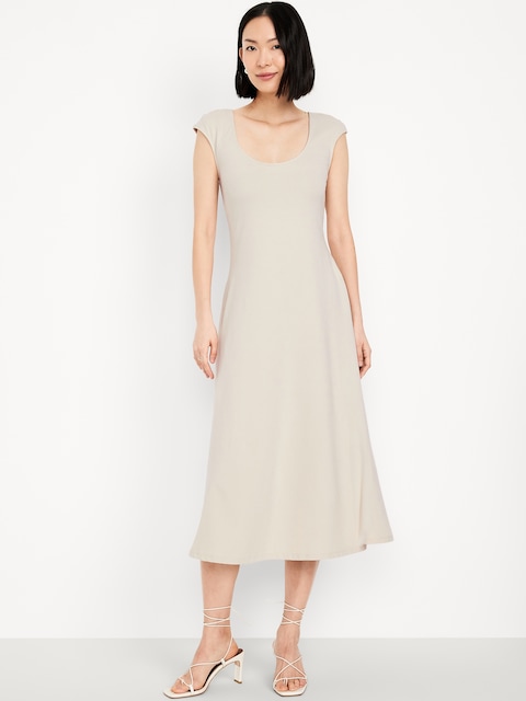 Robe mi-longue ajustée et évasée