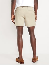 L'image numéro 2 présente Short Chino étroit Première nécessité à extensibilité intégrée, entrejambe de 12,5 cm