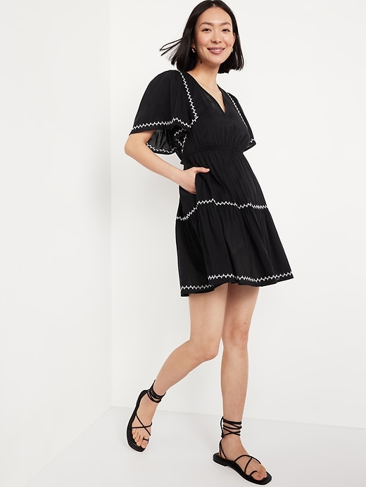 L'image numéro 3 présente Robe courte brodée à taille définie