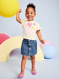 L'image numéro 1 présente Jupe d’anniversaire en denim à taille haute boutonnée sur le devant pour toute-petite fille