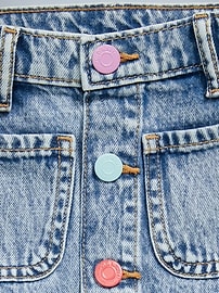 L'image numéro 2 présente Jupe d’anniversaire en denim à taille haute boutonnée sur le devant pour toute-petite fille