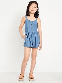 L'image numéro 1 présente Combinaison-short boutonnée devant sans manches en denim pour fille