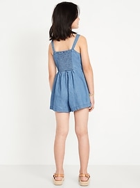 L'image numéro 2 présente Combinaison-short boutonnée devant sans manches en denim pour fille