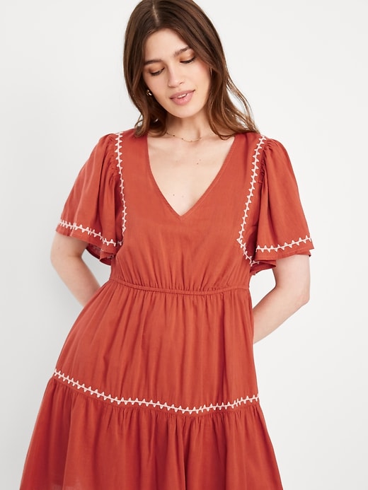 L'image numéro 3 présente Robe courte brodée à taille définie