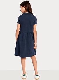 L'image numéro 2 présente Robe polo ajustée et évasée d’uniforme scolaire en piqué pour fille