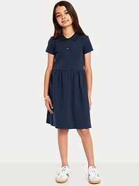L'image numéro 1 présente Robe polo ajustée et évasée d’uniforme scolaire en piqué pour fille