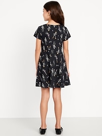 L'image numéro 2 présente Robe ajustée et évasée à manches courtes et à imprimé pour toute-petite fille