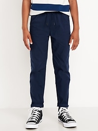 L'image numéro 1 présente Pantalon chino techno effilé à extensibilité intégrée pour Garçon