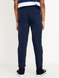 L'image numéro 2 présente Pantalon chino techno effilé à extensibilité intégrée pour Garçon