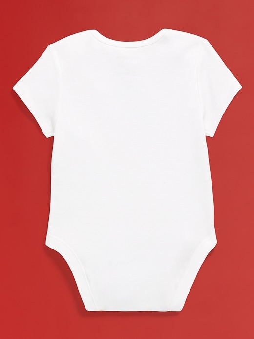 L'image numéro 4 présente Cache-couche à manches courtes à imprimé de drapeau et logo Mickey Mouse Old Navy x Disney © pour bébé